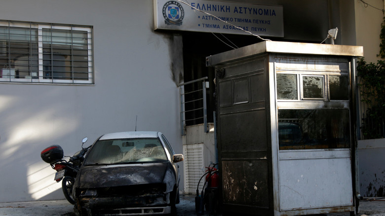 «Θα μας έκαιγαν ζωντανούς…»: H επίθεση στο ΑΤ Πεύκης όπως την έζησε η αξιωματικός υπηρεσίας